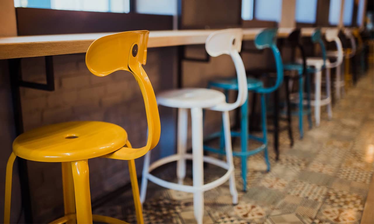 Mobilier de bar pentru terase și spații temporare