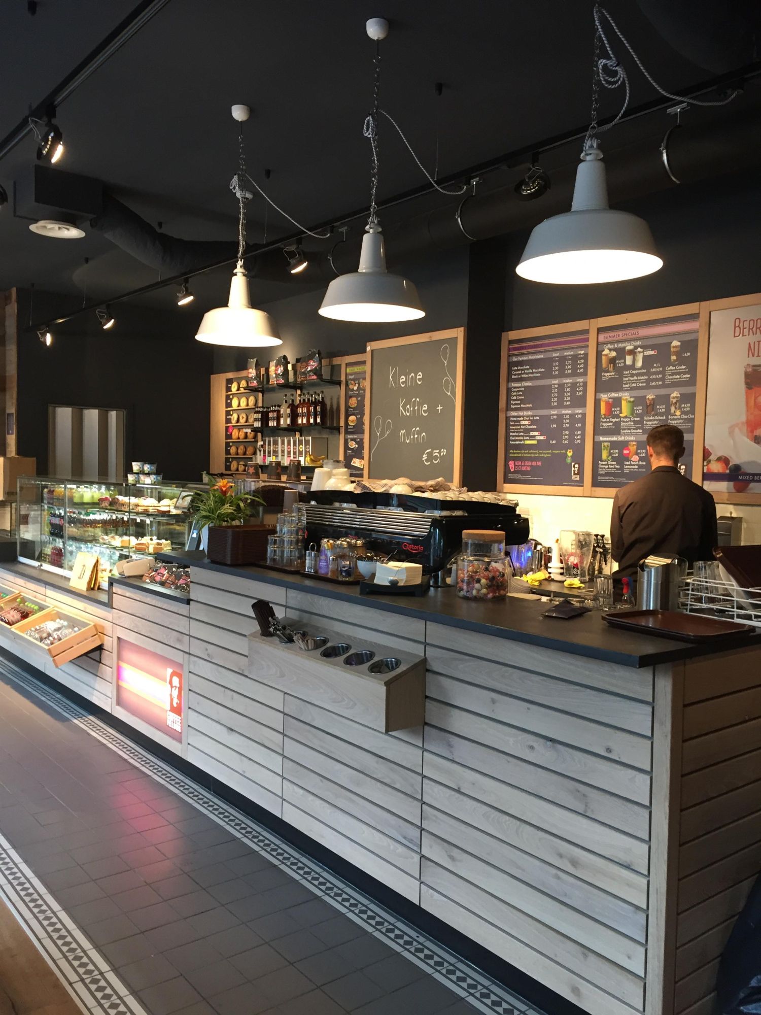 Ce tip de mobilier se potrivește cel mai bine într-o cafenea?