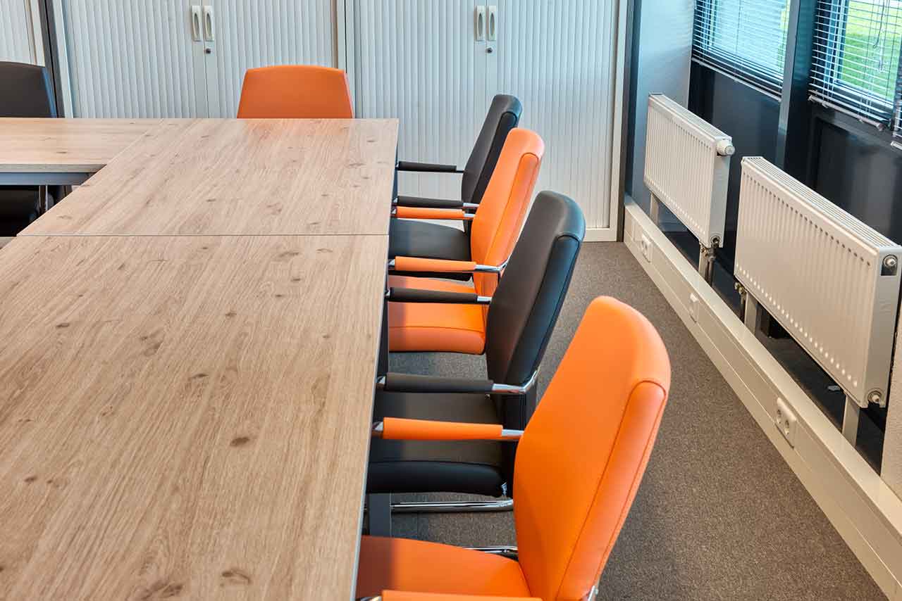 Mobilier flexibil pentru spații de lucru hibride