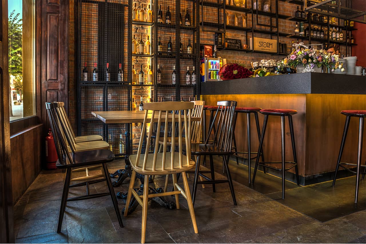 Mobilier de bar sustenabil: materiale și aprovizionare